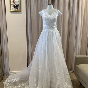 Elegant modest short sleeve White Lace Wedding Dress